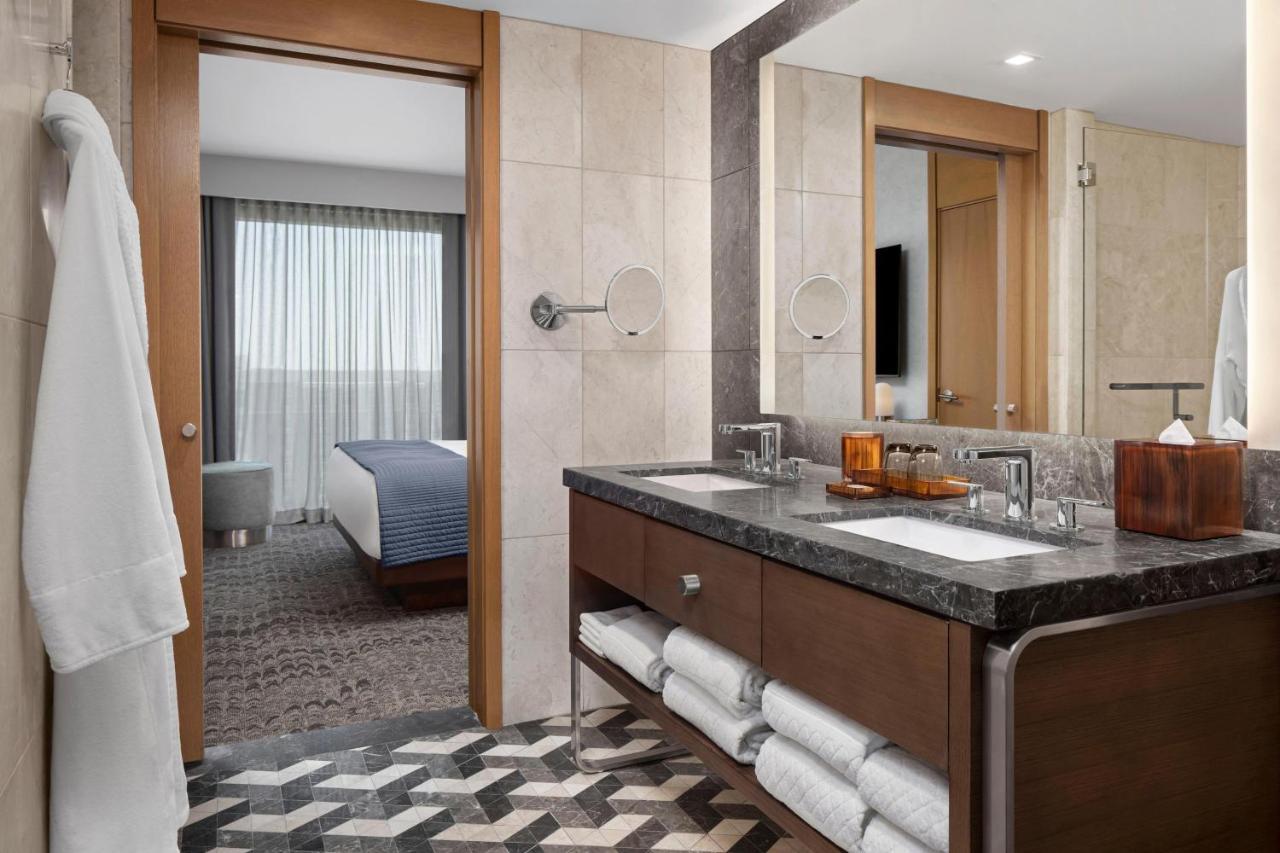 Corner King Suite City View