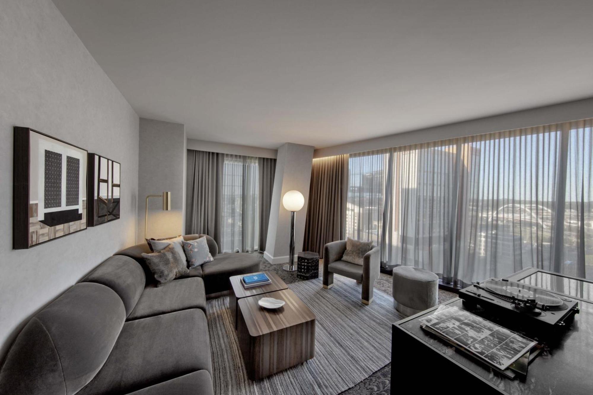Corner King Suite City View
