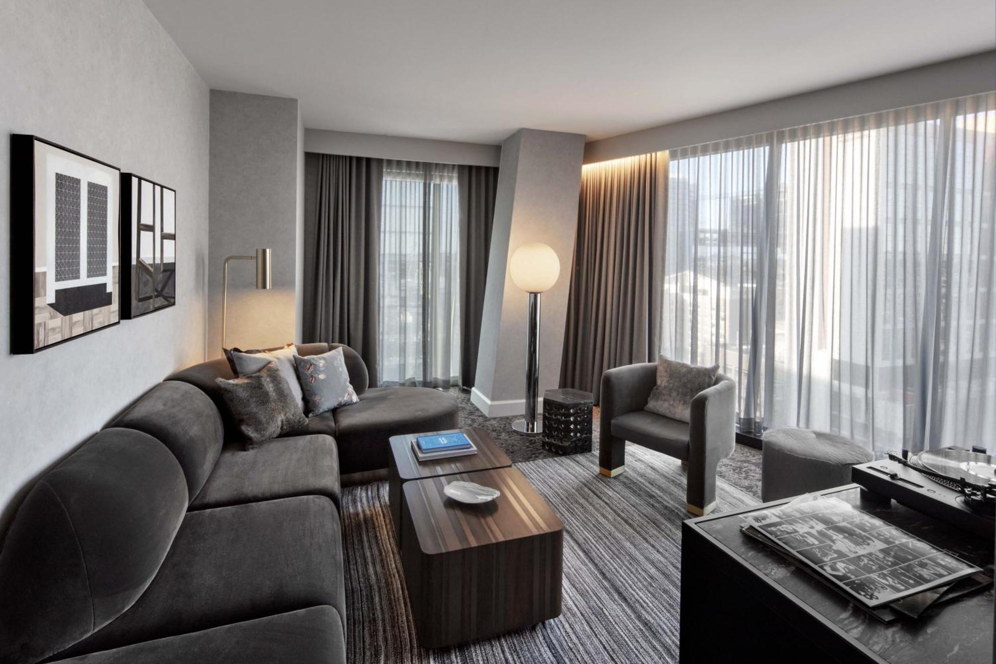Corner King Suite City View