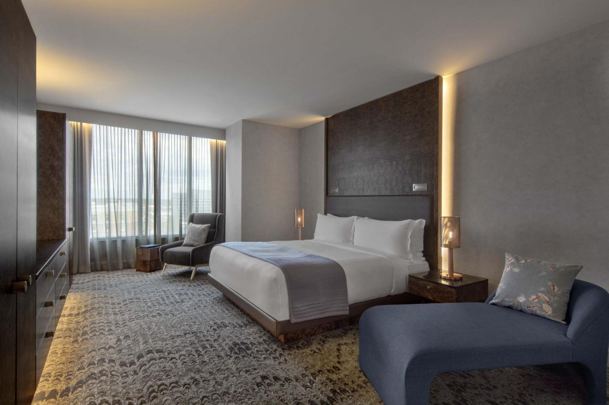 Luxury King Suite City View