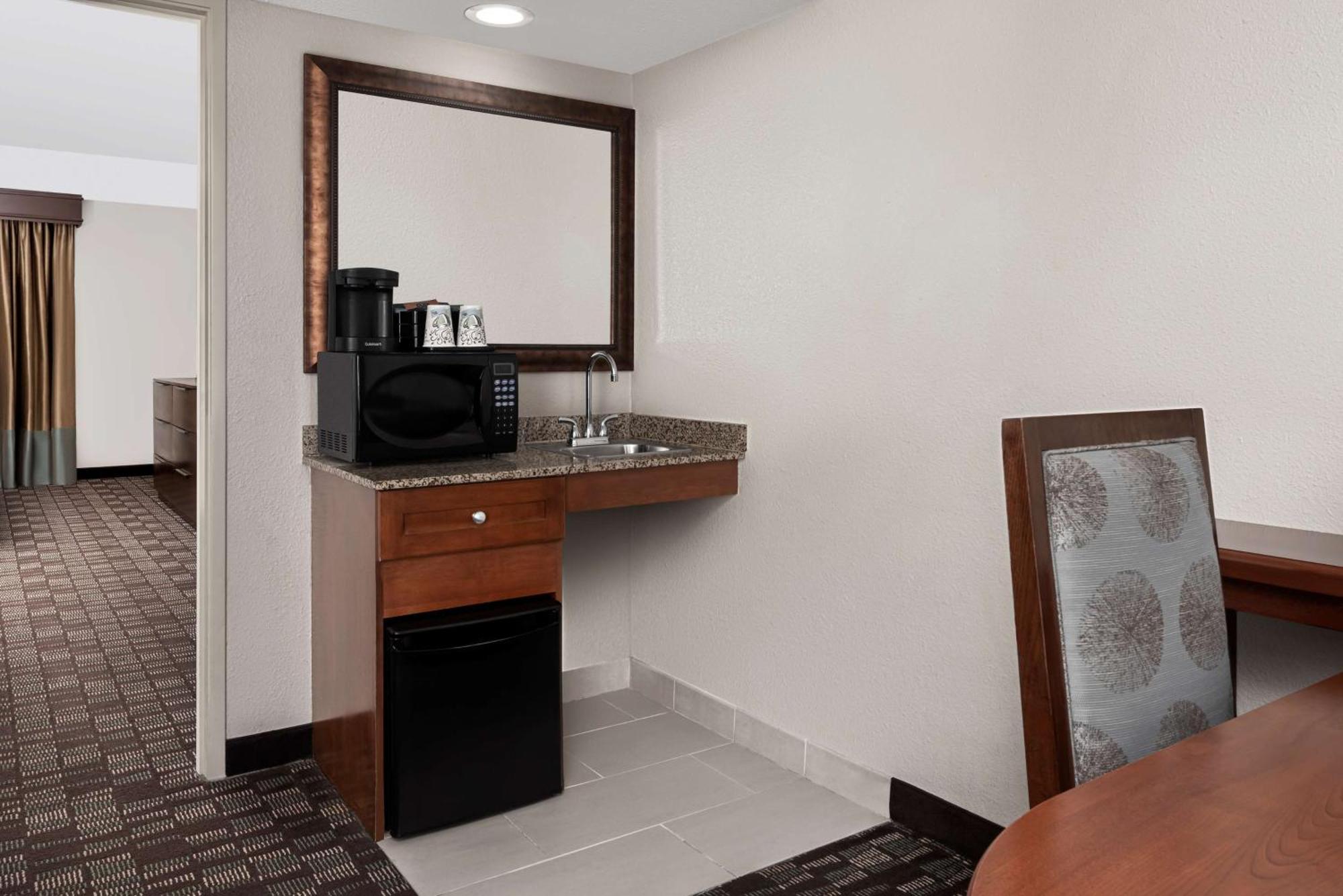 Premium King Room with Roll-In Shower - Mobility and Hearing Accessible/Non-Smoking