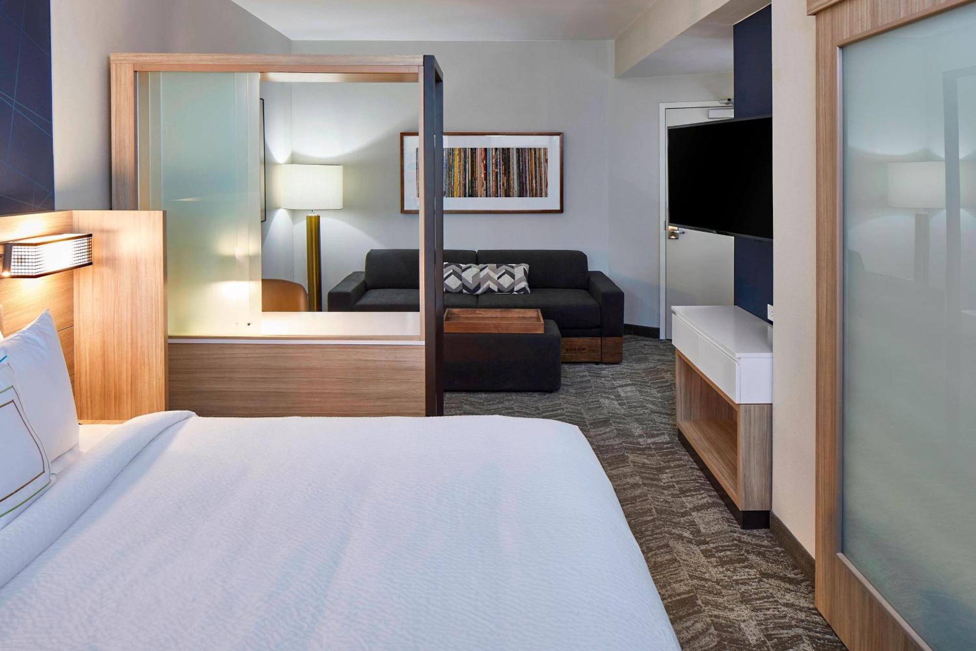 Suite 1 King Trundle bed High floor