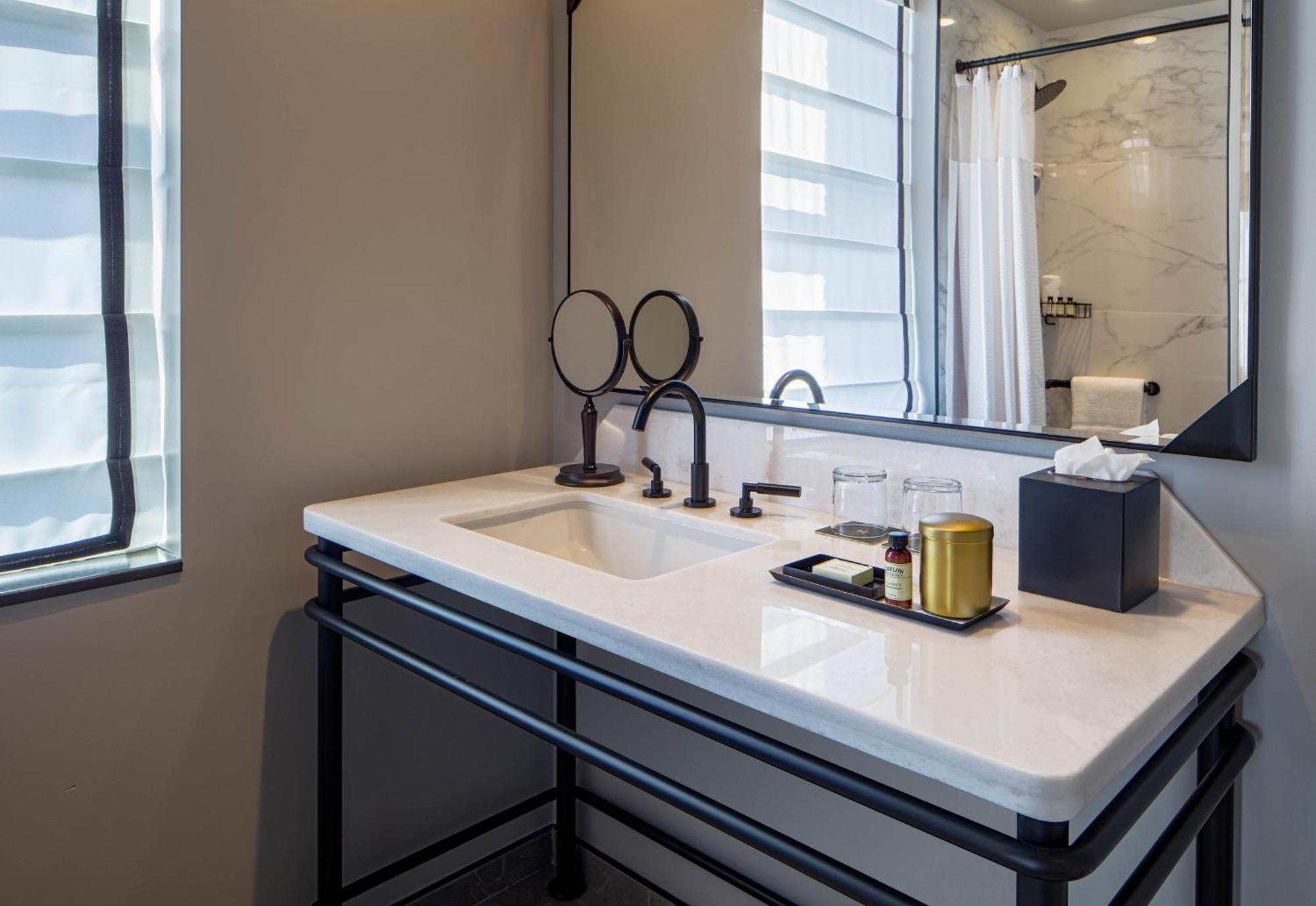 Queen Room Two Queen Beds Transfer Shower Disability Access