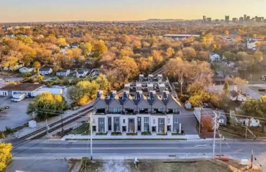 Large Patio, Rooftop Deck And Garage, 3 Miles To Broadway-1