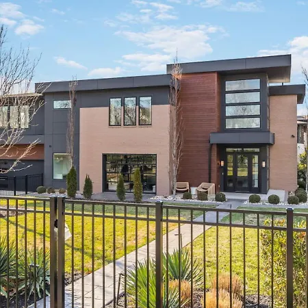 Luxury Home In Green Hills With Garage And Walk To The Park-2