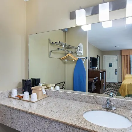 Super 8 By Wyndham Nashville West-2